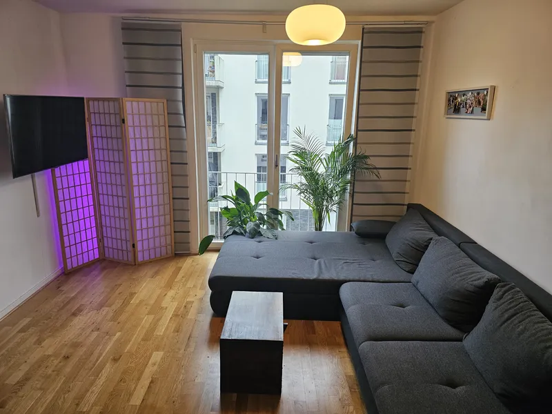 Helle 2-Zimmer-Wohnung mit Balkon in Lichtenberg – Nachmieter gesucht — photo 1
